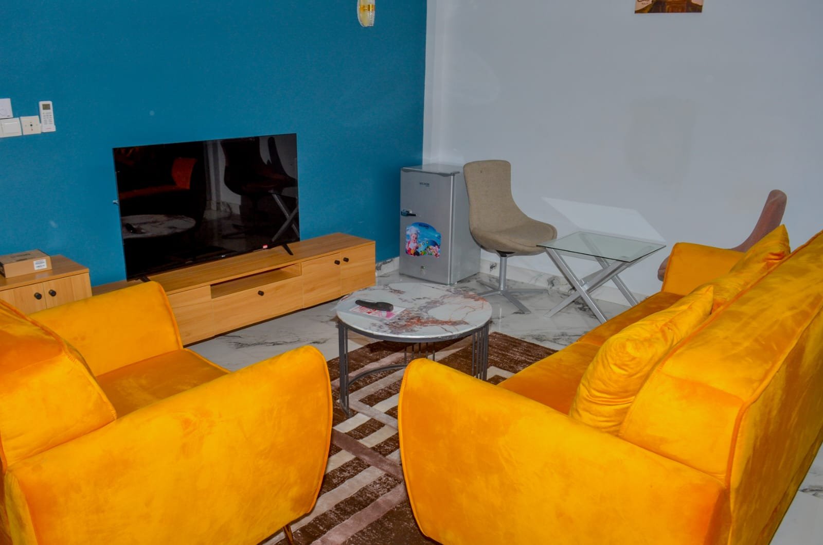 Salon meublé de l'appartement 1 — Finangnon House, Godomey (Abomey-Calavi)