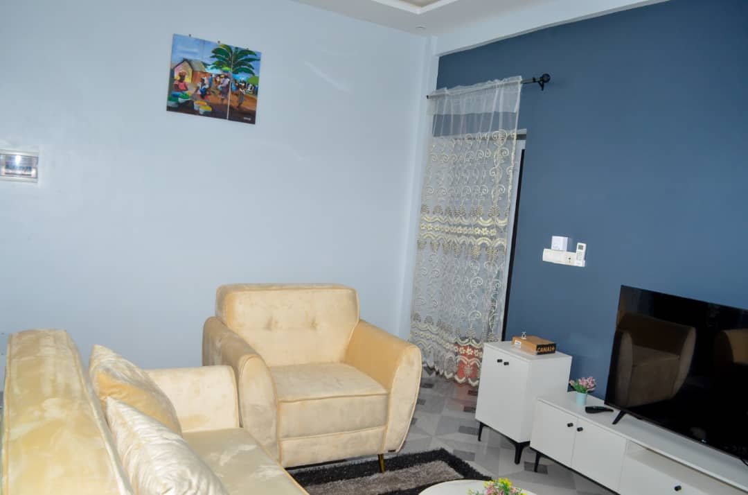 Salon meublé de l'appartement 2 — Finangnon House, Godomey (Abomey-Calavi)