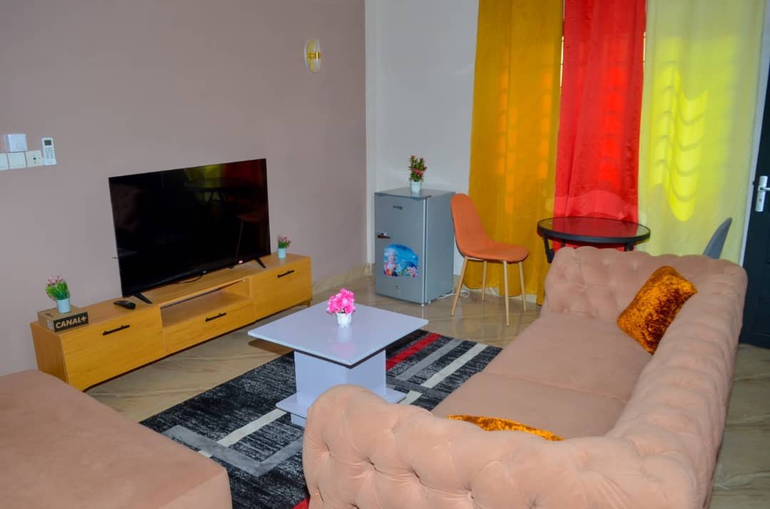 Salon meublé de l'appartement 5 — Finangnon House, Godomey (Abomey-Calavi)