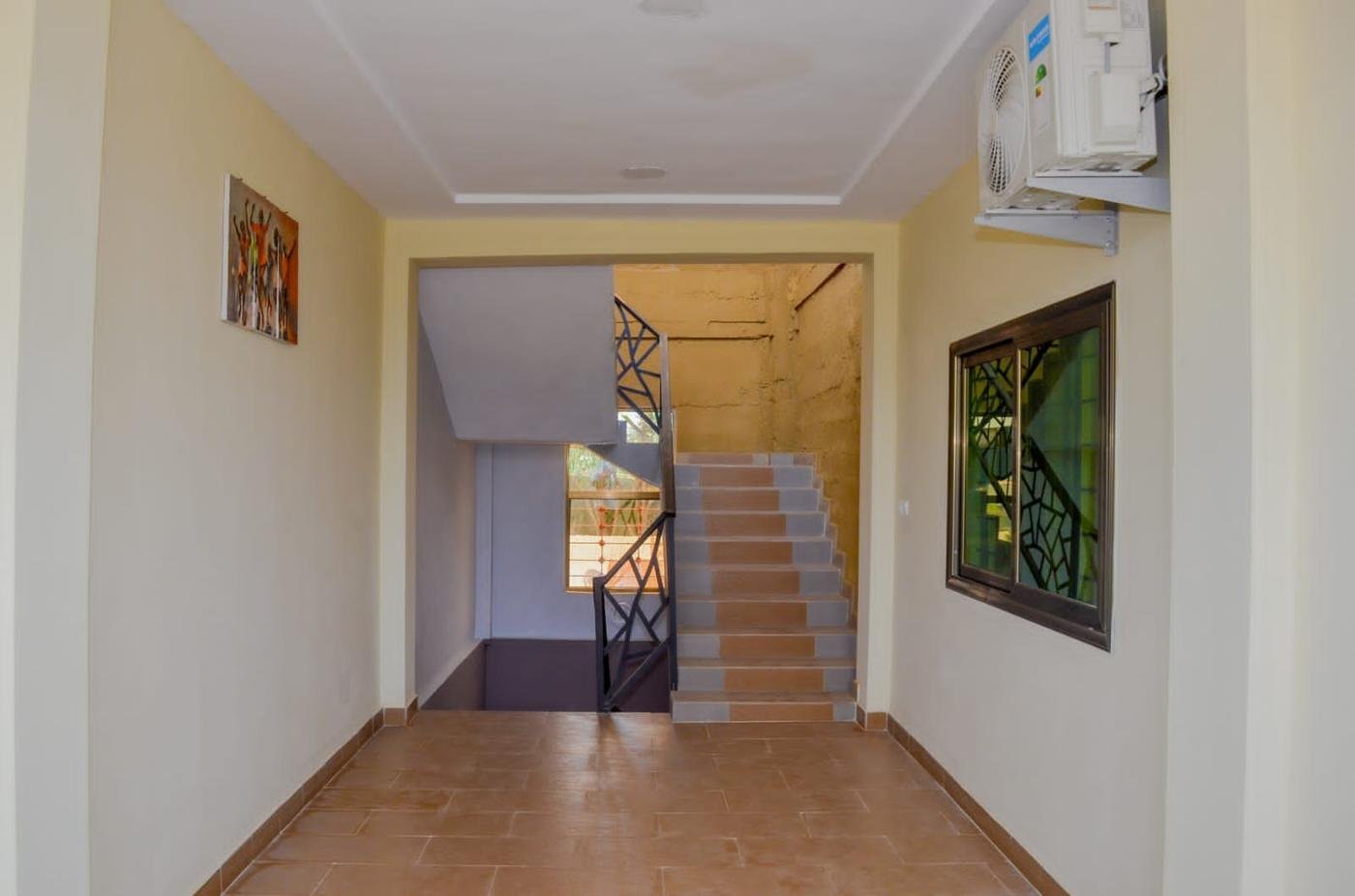 Hall d'entrée carrelé menant à l'escalier de la résidence Finangnon House
