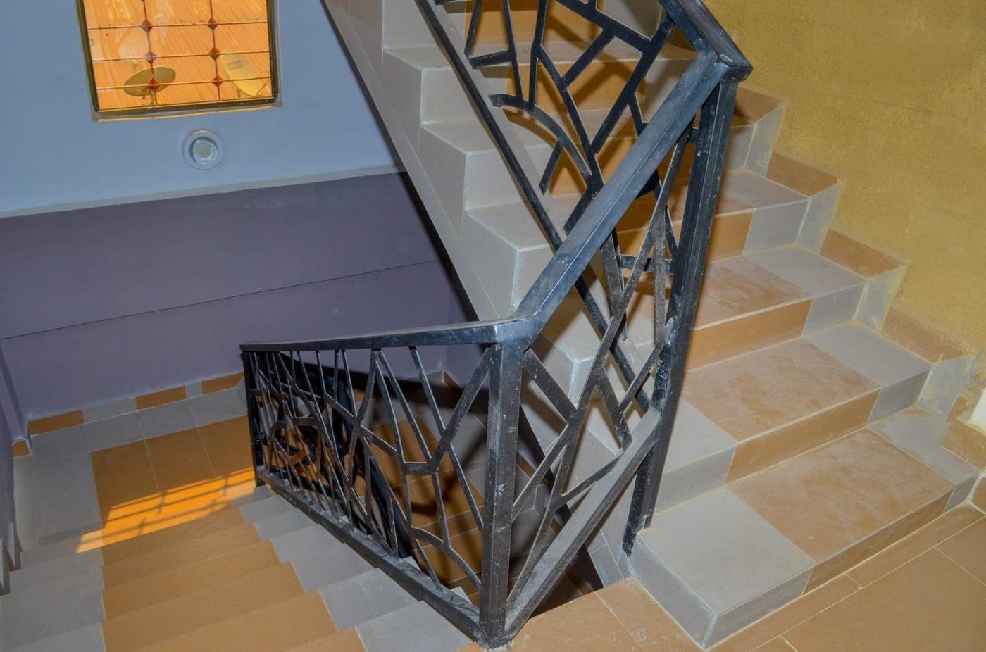 Escalier carrelé et rampe en fer forgé de la résidence